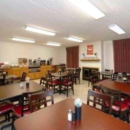Econo Lodge At Nasa Webster Restaurant photo